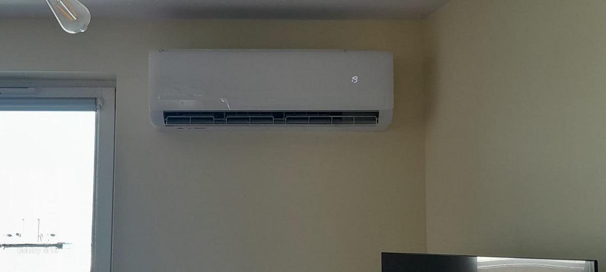 Jednostka wewnętrzna AUX Q Smart Plus 2 zamontowana w salonie